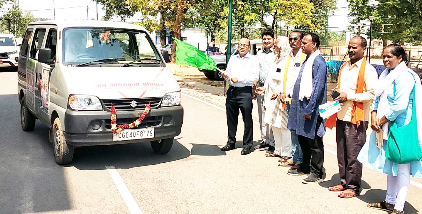 स्वास्थ्य-जागरूकता रथ को कलेक्टर ने हरी झंडी दिखा किया रवाना स्वास्थ्य-जागरूकता रथ को कलेक्टर ने हरी झंडी दिखा किया रवाना
