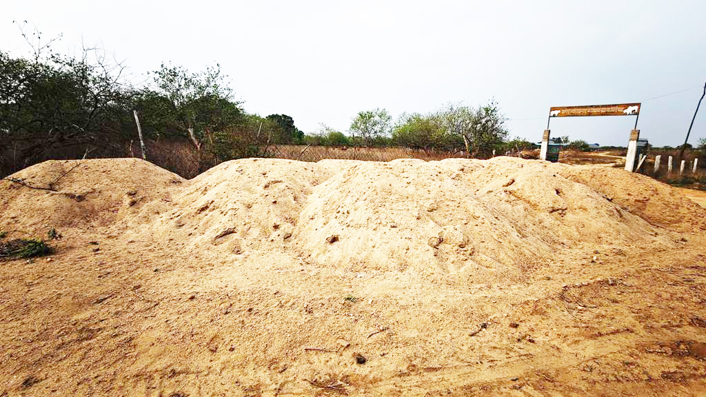 पिरैया और नगाड़ाडीह में अवैध भंडारण, सैकड़ों ट्रैक्टर रेत जब्त