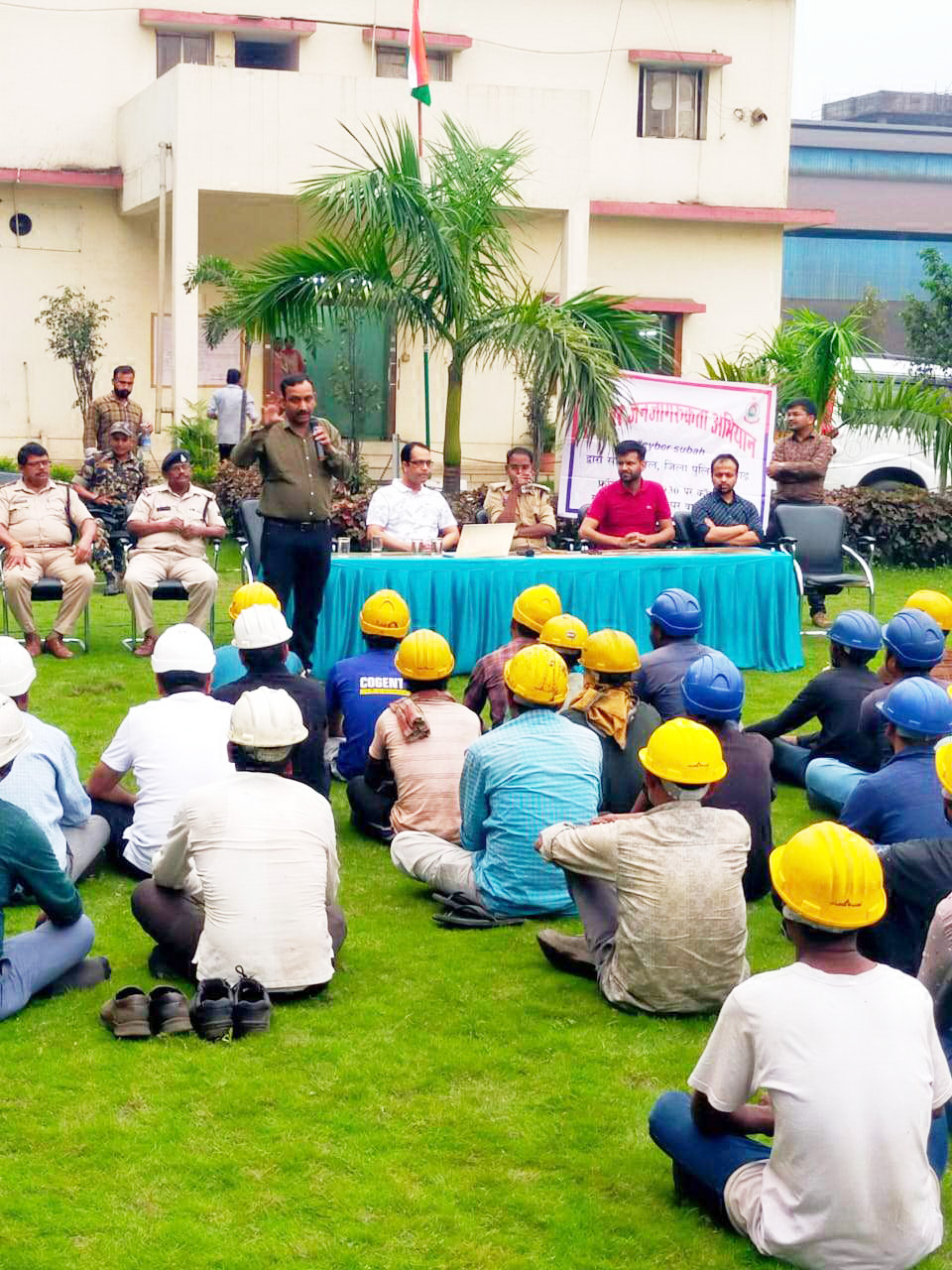 डीएसपी ने प्लांट कर्मियों को बताए साइबर ठगी से बचाव के उपाय