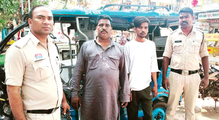 महराजबंध तालाब के पास गांजा बेच रहे दो पकड़ाए महराजबंध तालाब के पास गांजा बेच रहे दो पकड़ाए