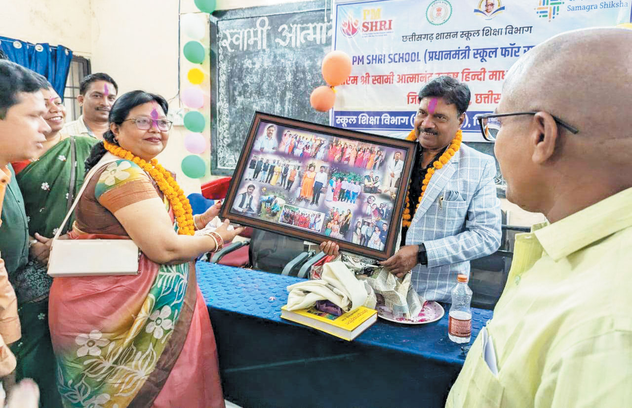 सेवानिवृति पर व्याख्याता संजय कुमार श्रीवास्तव को दी विदाई