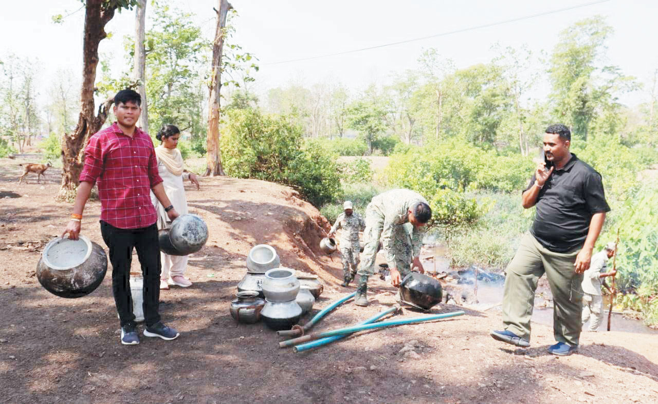तीन सौ लीटर कच्ची महुआ शराब और एक टन से अधिक महुआ लाहन जब्त तीन सौ लीटर कच्ची महुआ शराब और एक टन से अधिक महुआ लाहन जब्त