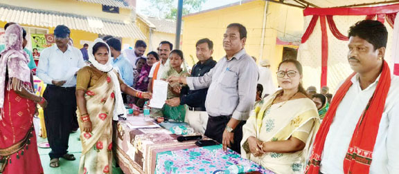 सरोना समाधान शिविर में पहुंचे कमिश्नर, ग्रामीणों से हुए रूबरू