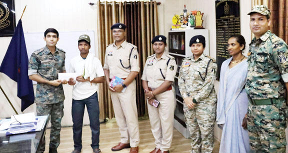 16 लाख के ईनामी दो नक्सलियों का समर्पण