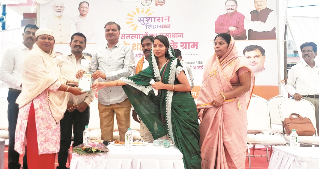 राशन व श्रमिक कार्ड और लर्निंग लाईसेंस वितरण समाधान शिविर में शामिल हुए महापौर राशन व श्रमिक कार्ड और लर्निंग लाईसेंस वितरण समाधान शिविर में शामिल हुए महापौर