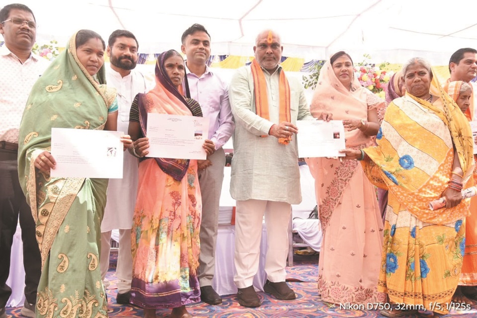 मुख्यमंत्री के नेतृत्व में गांव-गांव पहुंच रहा समाधान शिविर-विधायक ललित चंद्राकर मुख्यमंत्री के नेतृत्व में गांव-गांव पहुंच रहा समाधान शिविर-विधायक ललित चंद्राकर