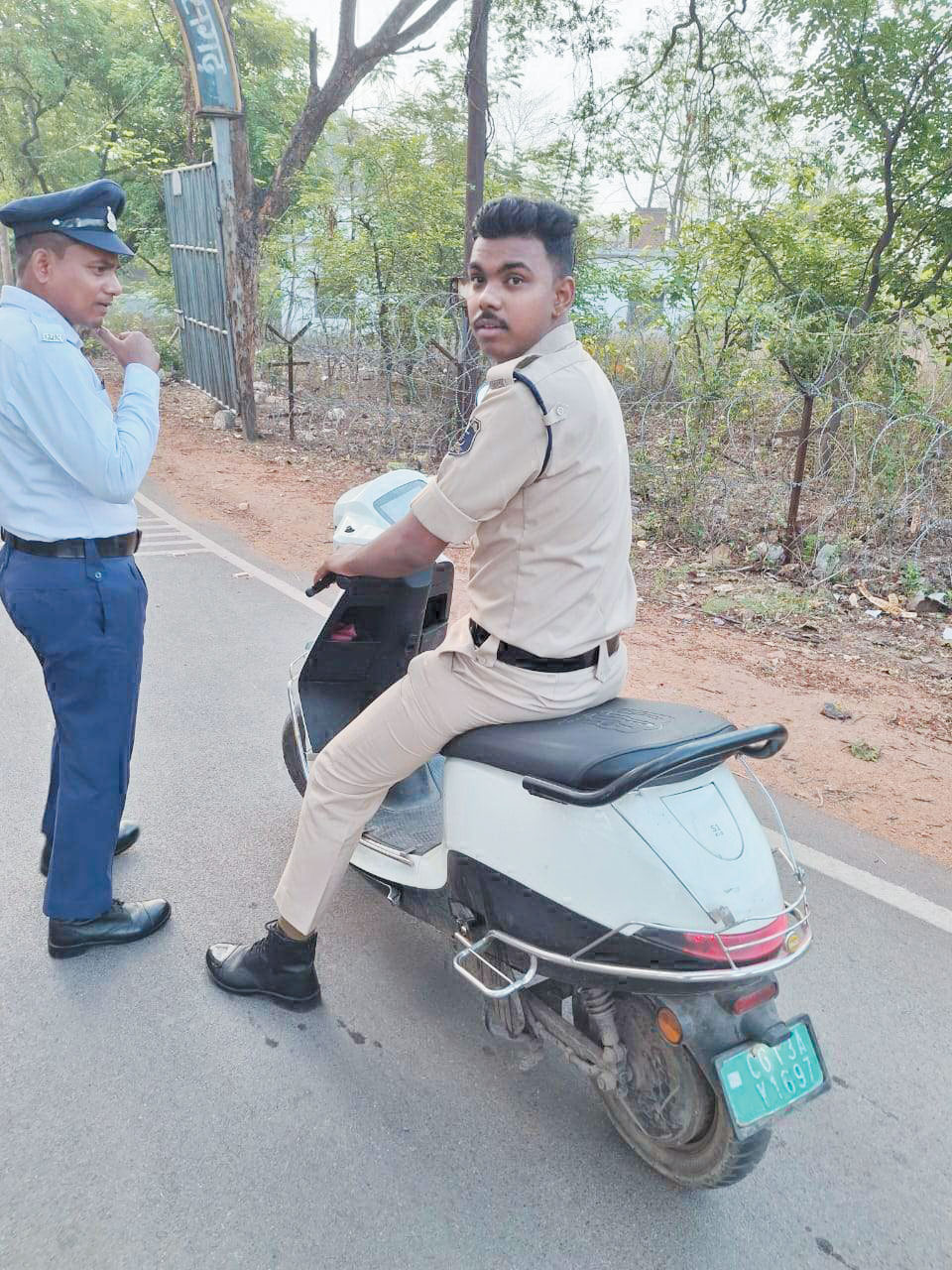 बिना हेलमेट वाहन चलाते 10 पुलिसकर्मियों पर चालान