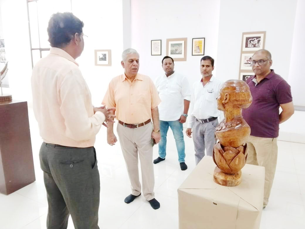 इजरा के डायरेक्टर ने संगीत विवि के क्राफ्ट व डिजाइन विभाग का किया निरीक्षण