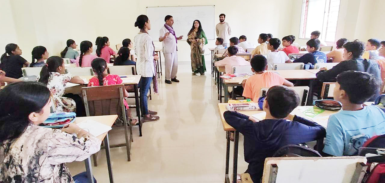 निशुल्क.समर कैम्प का निरीक्षण कर कुलपति  ने बच्चों को किया प्रोत्साहित