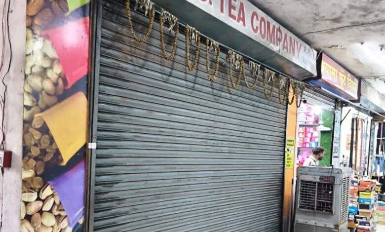 अतिक्रमण पर तालाबंदी की कार्रवाई