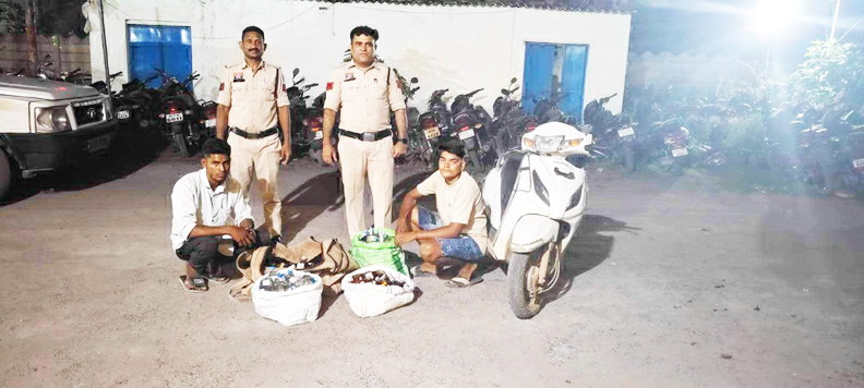 देशी अंग्रेजी शराब संग 2 आरोपी गिरफ्तार