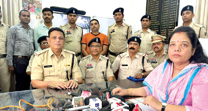 शिवनाथ से चुराए 65 लाख के गहने राउरकेला के ज्वेलर ने खरीदे, गिरफ्तार शिवनाथ से चुराए 65 लाख के गहने राउरकेला के ज्वेलर ने खरीदे, गिरफ्तार