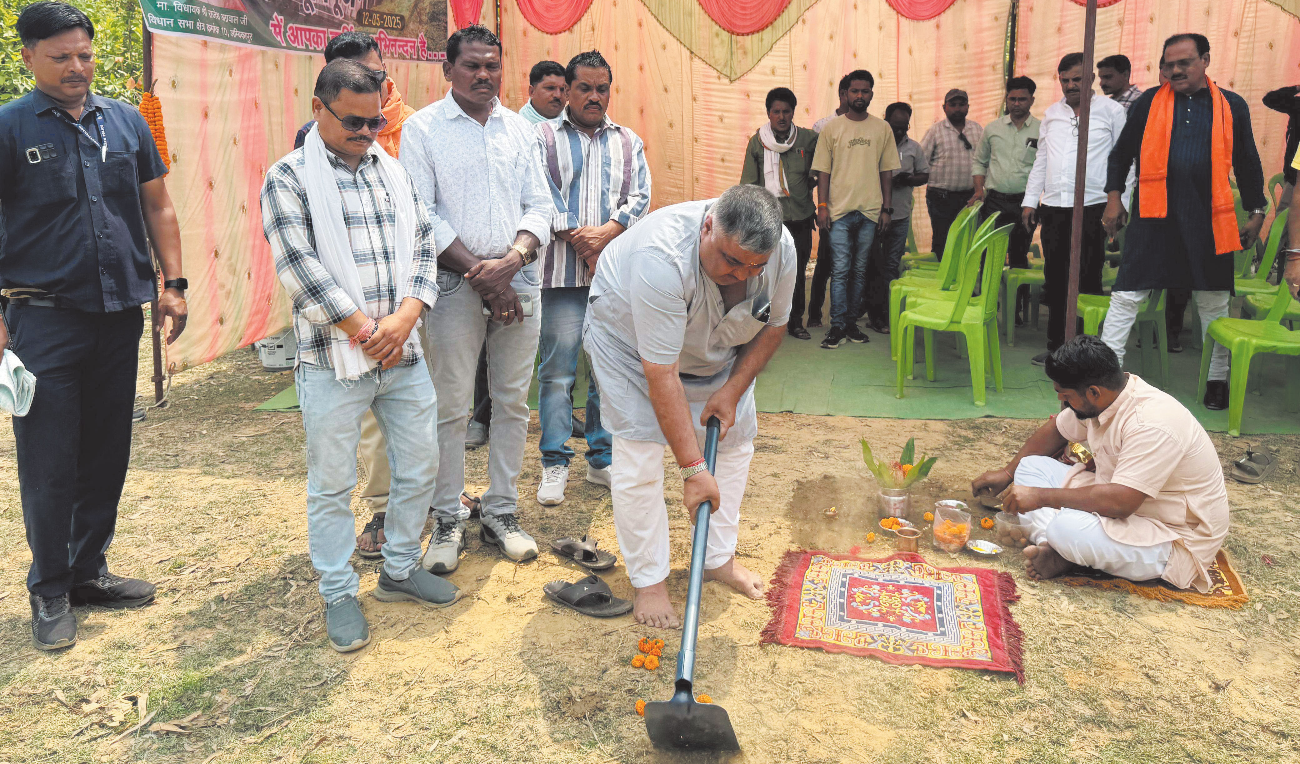 झिरमिट्टी खरफरी नालझिरमिट्टी खरफरी नाला में एनीकट निर्माण का विधायक ने किया भूमिपूजनण का विधायक ने किया भूमिपूजन