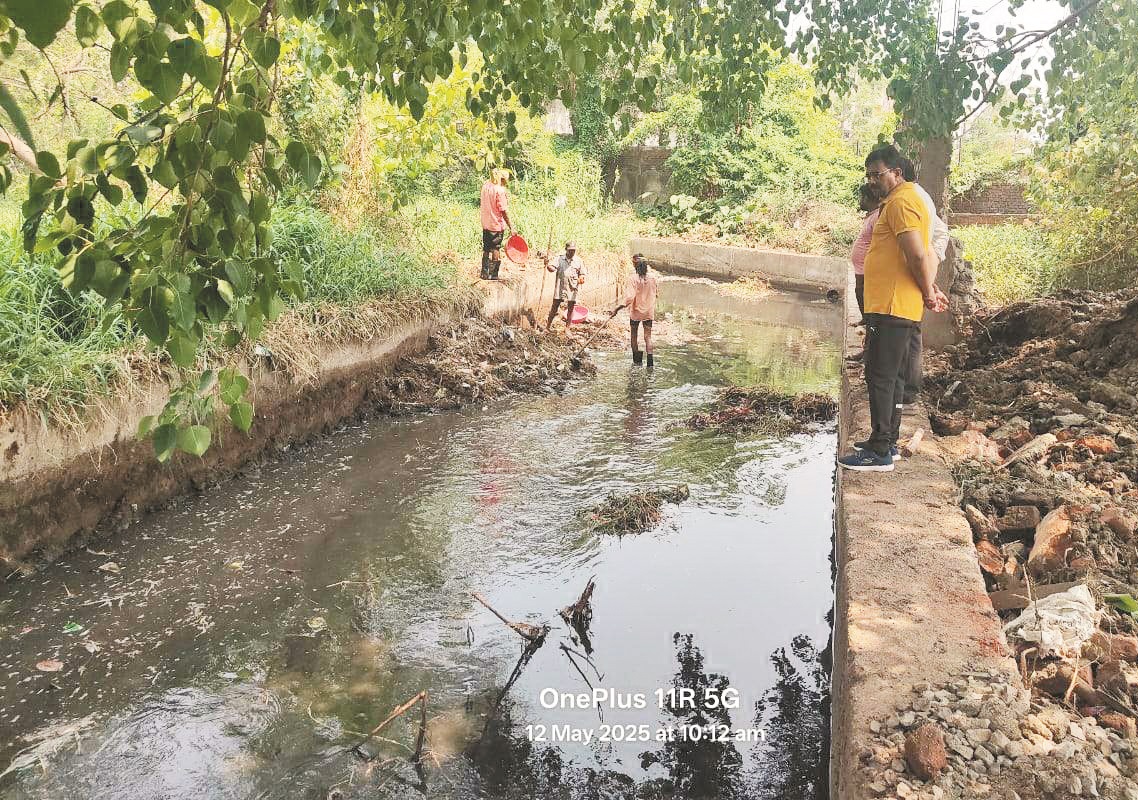 बारिश पूर्व बड़े नालों की कराए सफाई बारिश पूर्व बड़े नालों की कराए सफाई