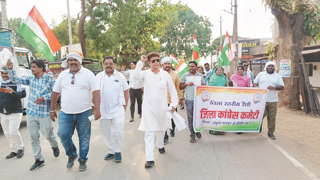 मोहला में निकली तिरंगा यात्रा मोहला में निकली तिरंगा यात्रा