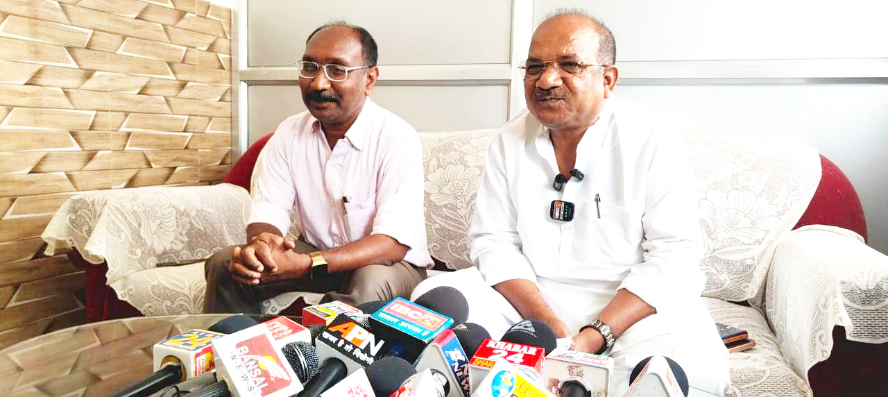 चिल्हाटी चक्काजाम में पुलिस पर पैसा मांगने समेत कई आरोप चिल्हाटी चक्काजाम में पुलिस पर पैसा मांगने समेत कई आरोप