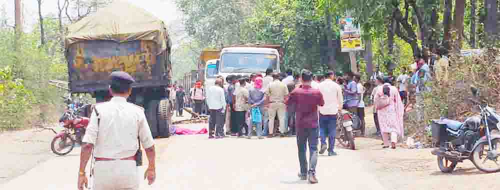 बच्चों को लेने जा रही महिला  को ट्रेलर ने कुचला, हुई मौत