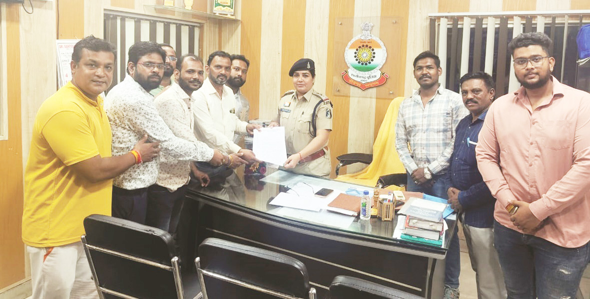 असामाजिक तत्वों पर अंकुश लगाने सौंपा ज्ञापन