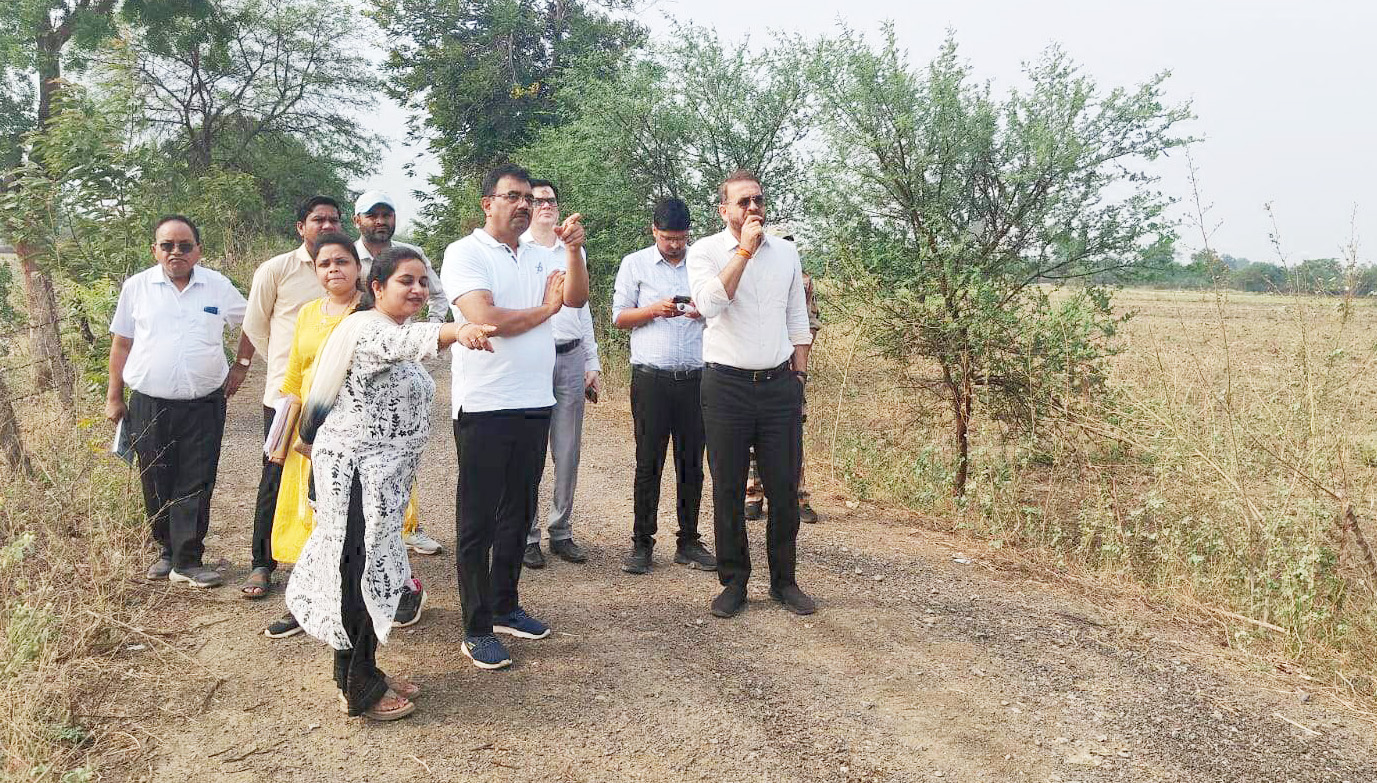 कलेक्टर ने शासकीय योजनाओं का किया निरीक्षण कलेक्टर ने शासकीय योजनाओं का किया निरीक्षण