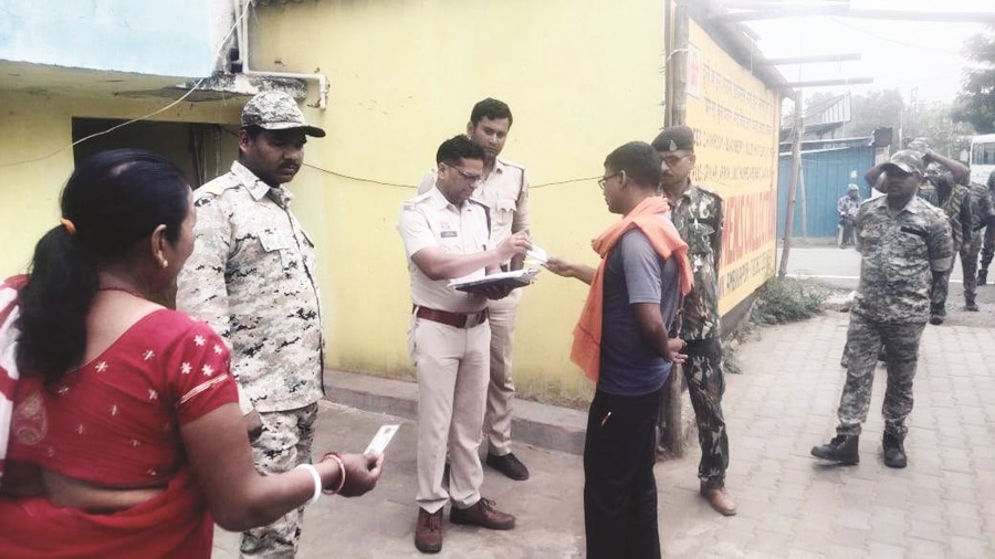 अवैध प्रवासियों की पहचान के लिए चलाया  चेकिंग अभियान