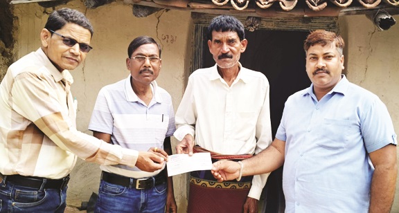 अनुग्रह अनुदान  की राशि दी
