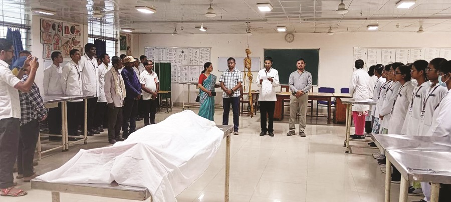 कोंडागांव के किसान बेटे ने माँ के पार्थिव शरीर को किया दान कोंडागांव के किसान बेटे ने माँ के पार्थिव शरीर को किया दान