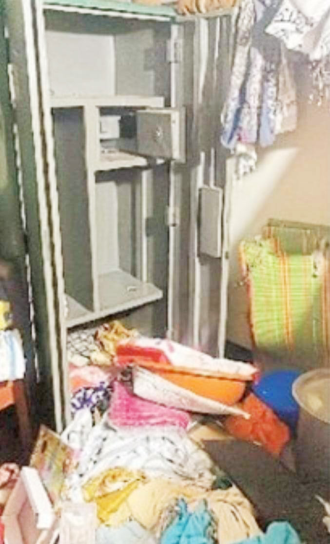 वकील के घर से जेवर सहित नगदी चोरी