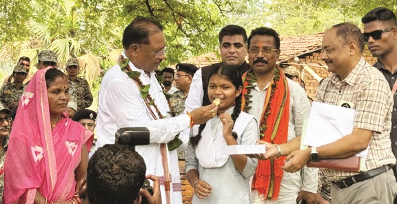 सीएम ने मेधावी रमशिला को खिलाई मिठाई सीएम ने मेधावी रमशिला को खिलाई मिठाई