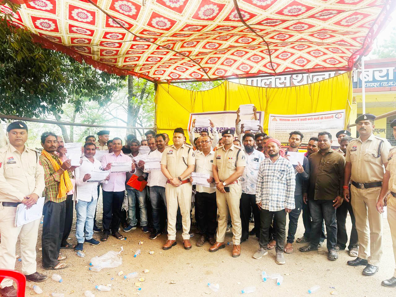 पुलिस अफसरों की सख्त हिदायत, मालवाहक वाहनों में सवारी ढोने पर होगी कार्रवाई पुलिस अफसरों की सख्त हिदायत, मालवाहक वाहनों में सवारी ढोने पर होगी कार्रवाई