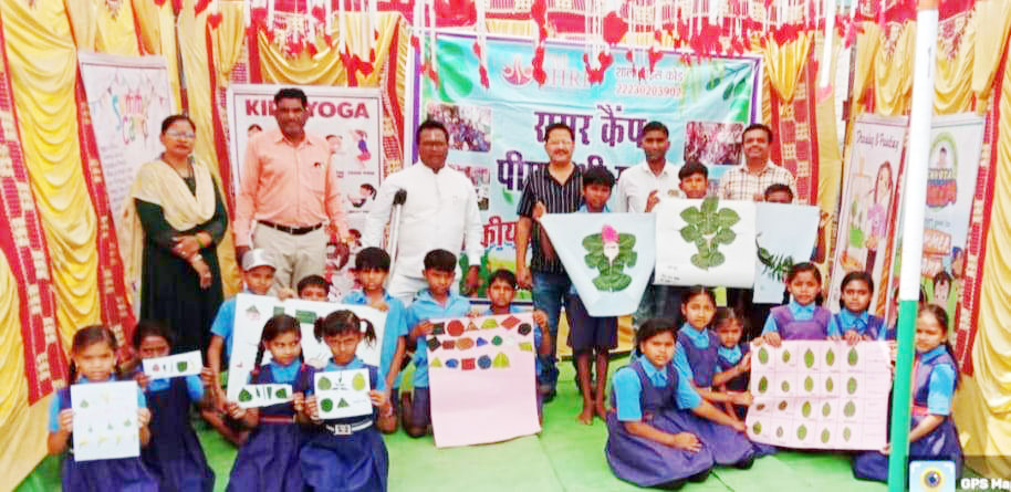 पेड़ों की पत्तियों से बच्चों ने विभिन्न प्रकार के बनाए चित्र