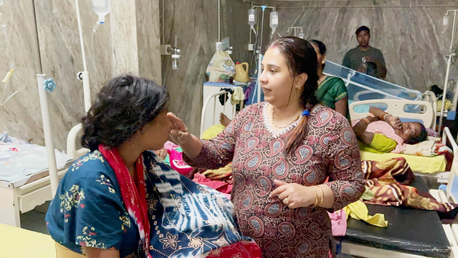 देर रात सीएचएमओ का जिला अस्पताल में औचक निरीक्षण
