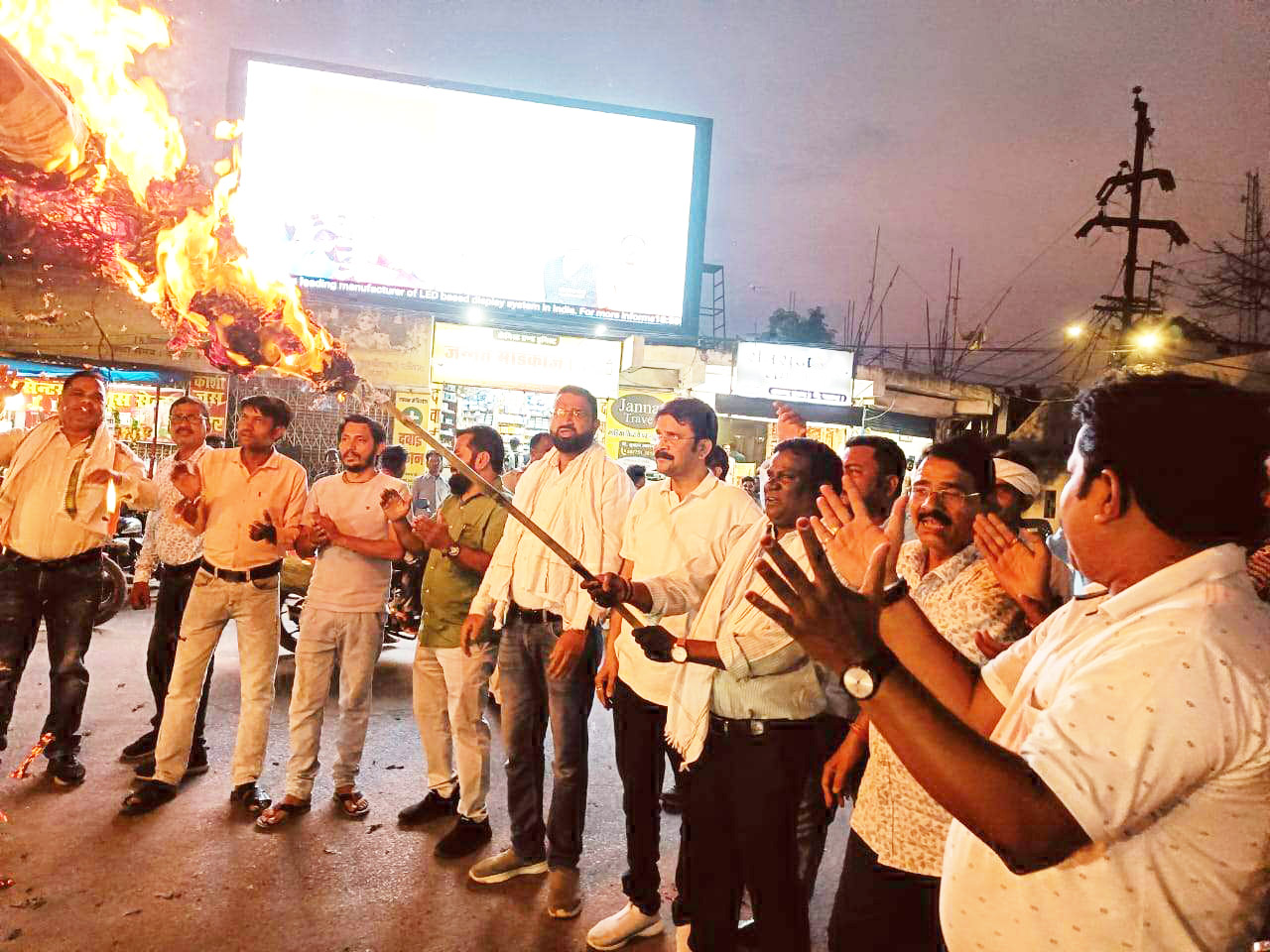 कांगे्रसियों ने फूंका भाजपा के मंत्री विजय शाह का पुतला