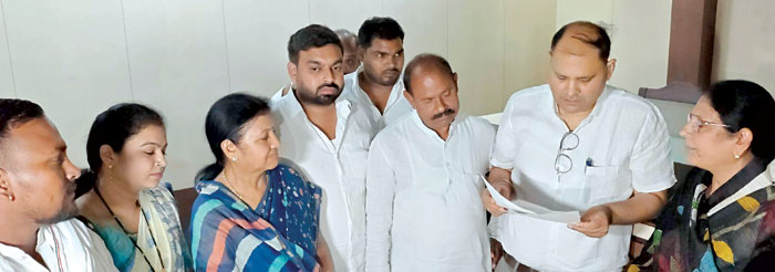 जिला कांग्रेस ने खरोरा सडक़ हादसे में पीडि़तों को मुआवजा देने कलेक्टर को ज्ञापन सौंपा
