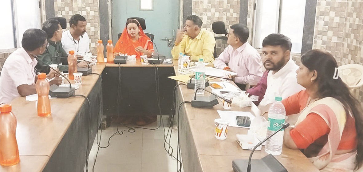 जनपद समिति में व्यवसायिक परिसर की नीलामी पर चर्चा जनपद समिति में व्यवसायिक परिसर की नीलामी पर चर्चा