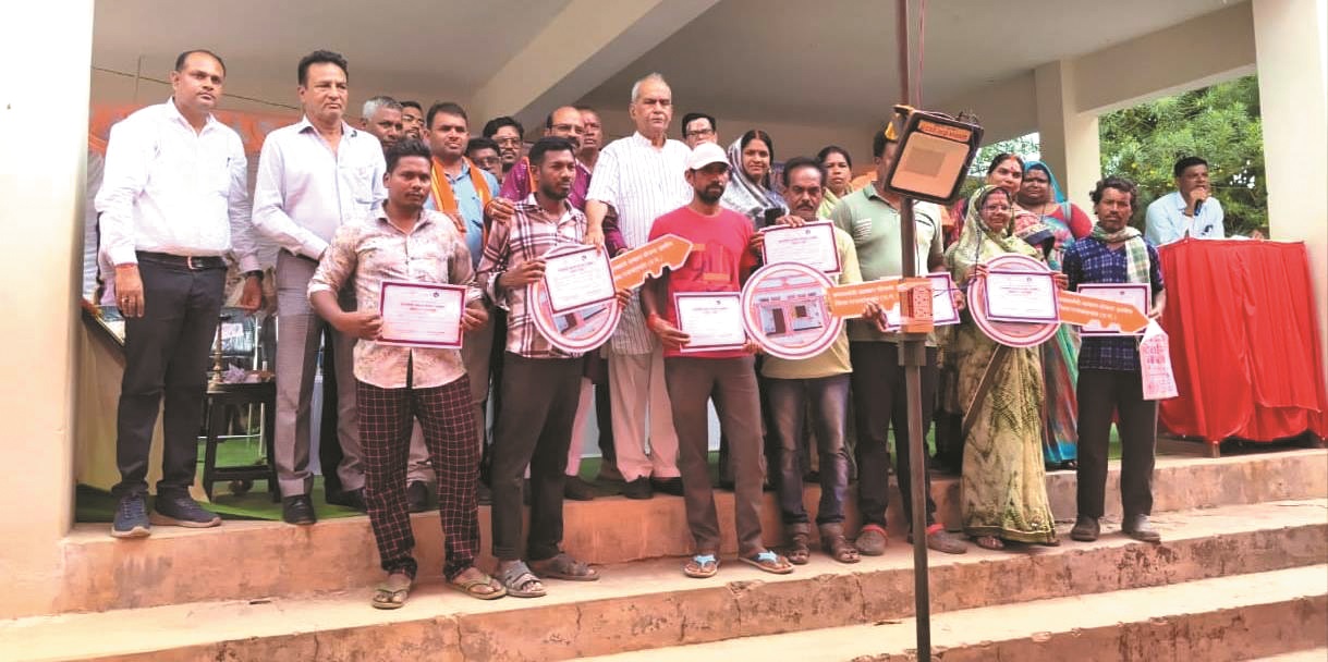 उर्मिला ने किया गृह प्रवेश उर्मिला ने किया गृह प्रवेश