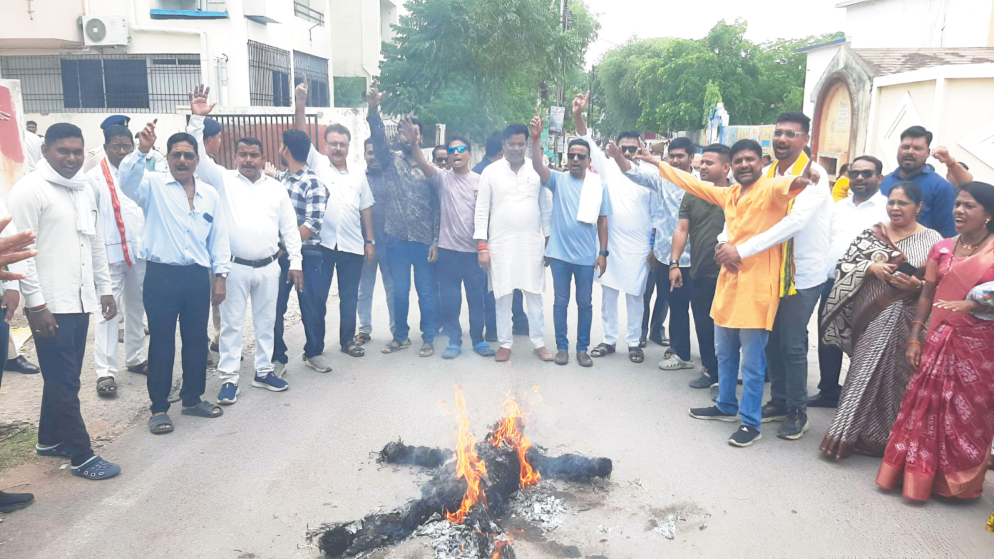 कर्नल सोफिया पर टिप्पणी के विरोध में कांग्रेसियों ने मंत्री विजय शाह का पुतला जलाया