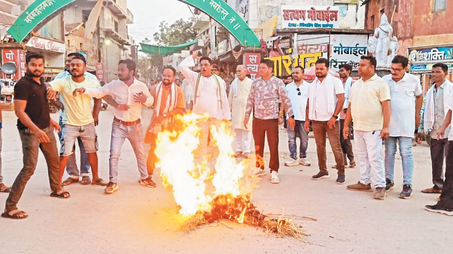 कांग्रेस ने मंत्री विजय शाह का फूंका पुतला कांग्रेस ने मंत्री विजय शाह का फूंका पुतला