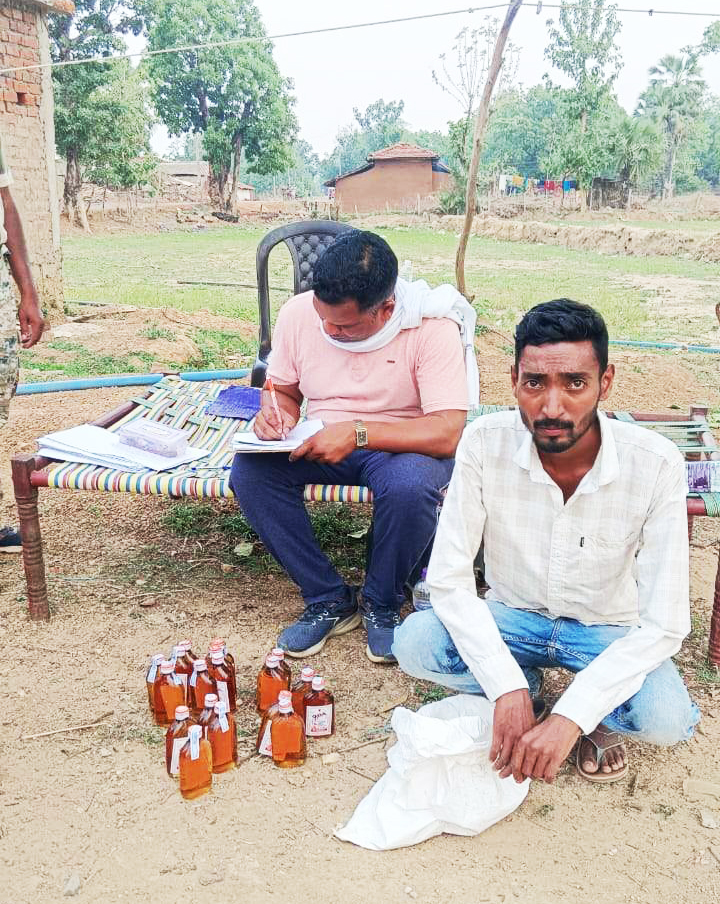 3 कोचियों से 49 पौवा शराब जब्त