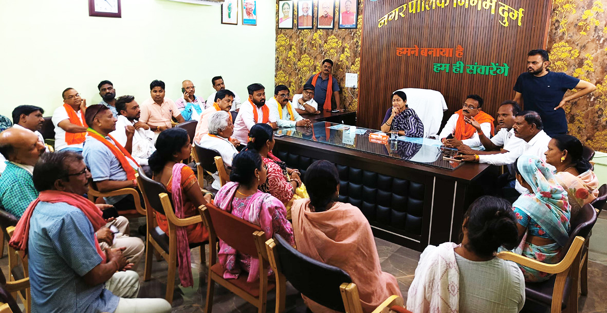 महापौर ने कचरा डंप को लेकर उरला, बघेरा के लोगोंं से की चर्चा