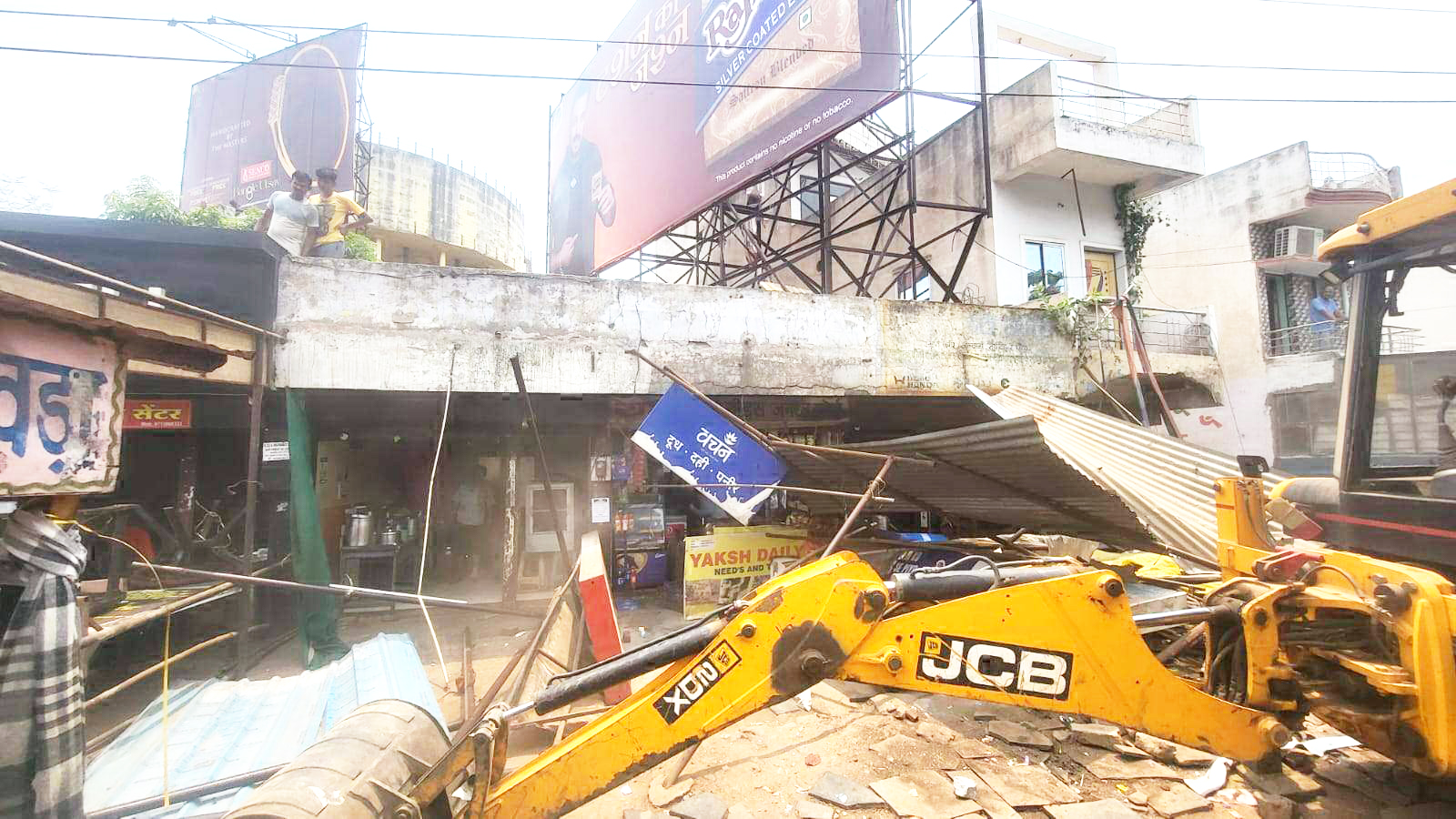 सूर्या मॉल के सामने से अतिक्रमण हटाए