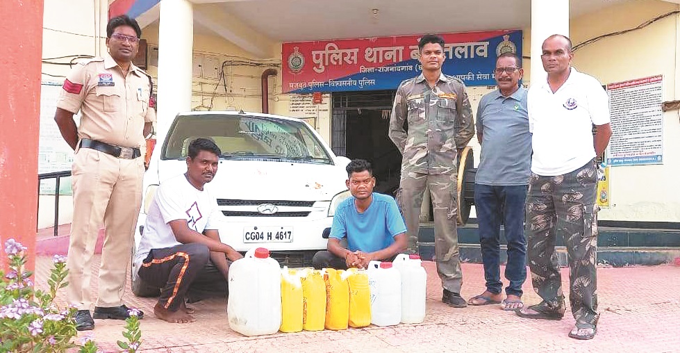 कार से कच्ची महुआ शराब परिवहन करते दो पकड़ाए कार से कच्ची महुआ शराब परिवहन करते दो पकड़ाए