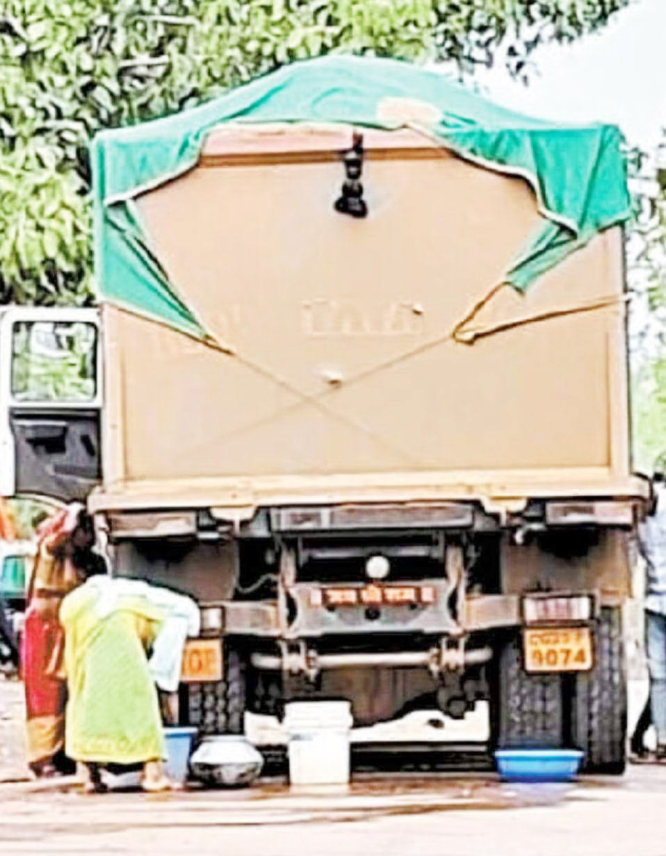 बूंद-बूंद रेत से रिसते पानी भरते लोग