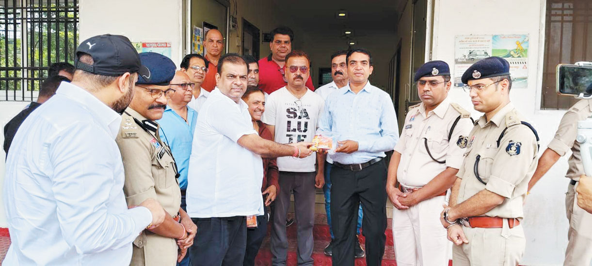 ट्रैफिक पुलिस को समर हेल्थ किट वितरित ट्रैफिक पुलिस को समर हेल्थ किट वितरित