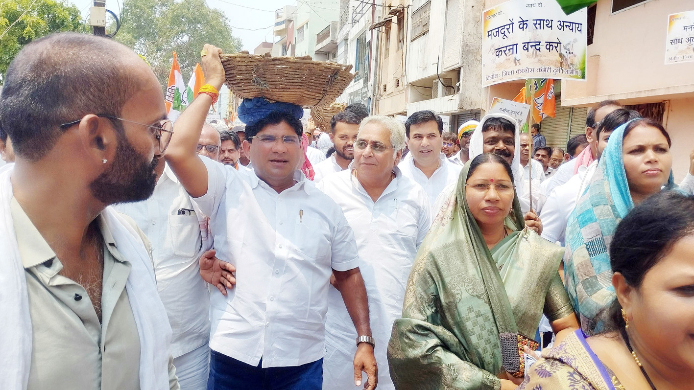 रोजगार मांगने रापा-गैंती लेकर सैकड़ों मजदूर कलेक्टोरेट पहुंचे रोजगार मांगने रापा-गैंती लेकर सैकड़ों मजदूर कलेक्टोरेट पहुंचे