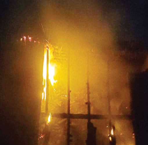 घर में लगी आग घंटों मशक्कत के बाद काबू घर में लगी आग घंटों मशक्कत के बाद काबू