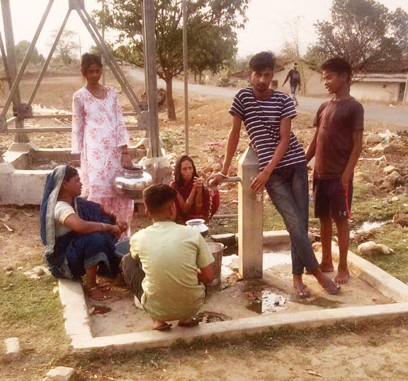 सोलर पंप खराब, तीन माह से पानी को तरस रहे सैकड़ों आदिवासी