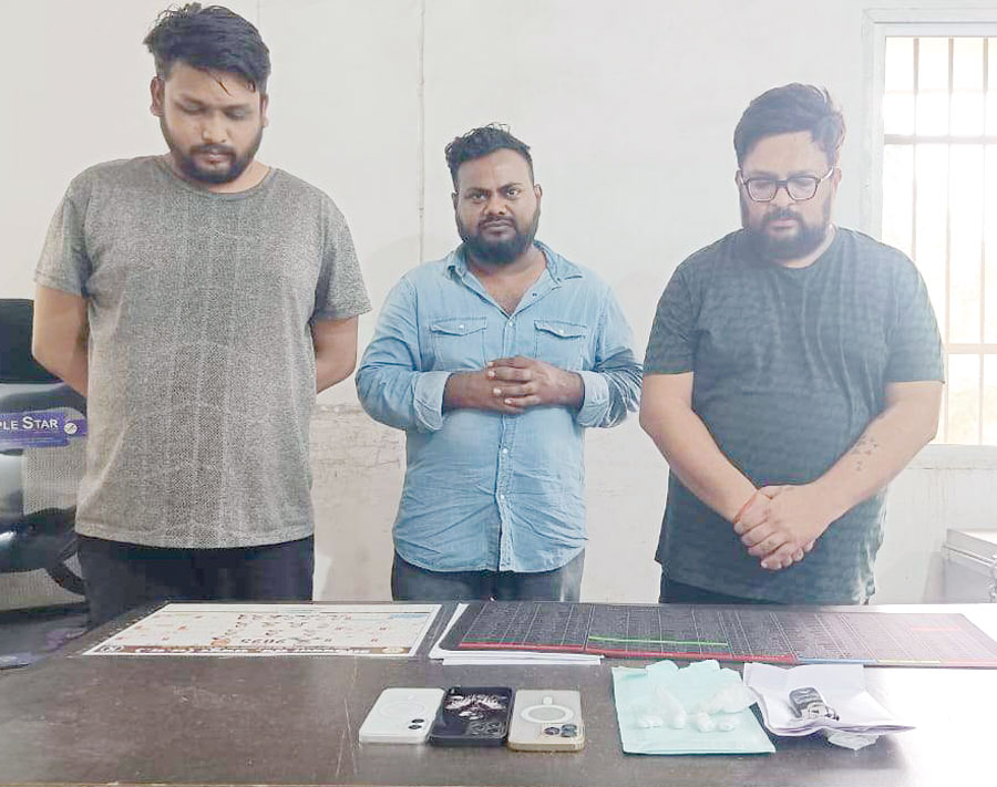 कोकीन के 3 पैडलर गिरफ्तार, 7.48 ग्राम के साथ ‘किया’ जब्त कोकीन के 3 पैडलर गिरफ्तार, 7.48 ग्राम के साथ ‘किया’ जब्त
