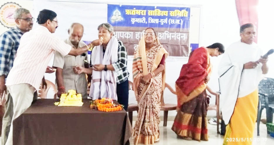 सैनिकों के सम्मान में गोष्ठी  ऋ तंभरा साहित्य समिति ने  दी शहीदों को श्रद्धांजलि