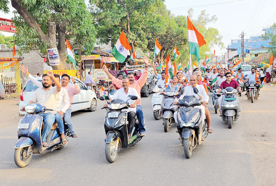  तिरंगा बाइक रैली निकाली