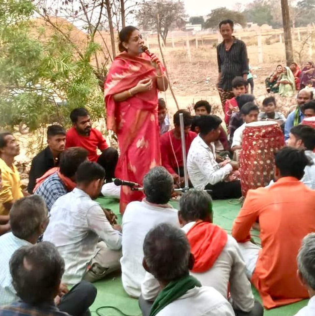 नुक्कड़-नाटक में निर्वाणी ने मवेशियों के कारण फसलों के नुकसान का किया विरोध